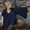 Poncho Erel — maille douce bleu marine - Quintessence