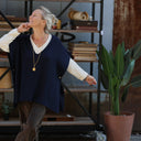 Poncho Erel — maille douce bleu marine - Quintessence
