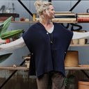 Poncho Erel — maille douce bleu marine - Quintessence