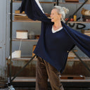 Poncho Erel — maille douce bleu marine - Quintessence