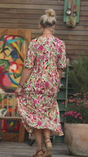 Robe légère et fluide avec un imprimé estival