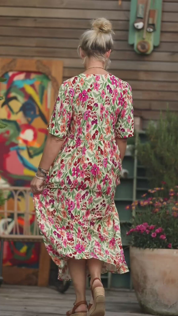 Robe légère et fluide avec un imprimé estival