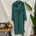 Prototype n°002 : robe longue en velours vert canard, col chemise, poches à rabat et manches longues