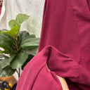 Prototype n°004 : gros plan de la matière unie bordeaux de la robe taille XXL