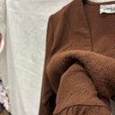 Détail du tissu chocolat à petits motifs brodés et ajourés de la robe prototype taille S