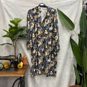 Prototype n°005 : robe fleurie sur fond marine, fleurs violettes et ocre, col mao, buste boutonné et manches longues, taille XXL