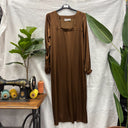 Prototype n°007 – robe longue satinée bronze à col carré, taille S – vue globale