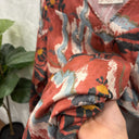 Prototype n°008 – détail du tissu imprimé brique, bleu grisé et écru, avec fleurs noires et touches ocre