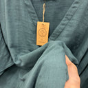 Prototype n°009 – détail du tissu gaufré bleu canard et de l’encolure en V