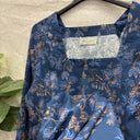 Prototype n°010 – détail du tissu marine à fleurs, feuillages et oiseaux bleus et ocre, et de l’encolure carrée