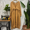 Prototype n°014 robe longue cache-cœur ocre doré, taille XXL, vue générale avec marques visibles au bas