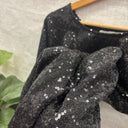 Détail du tissu noir couvert de petits sequins brillants de la robe prototype n°019, taille S