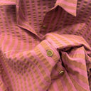 Détail des rayures roses et caramel, du relief gaufré et des boutons dorés de la chemise prototype n°024, taille XXL