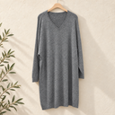 Prototype – Robe pull col V – Maille fine – Gris chiné – Taille unique – N°025 — fond écru, cintre en bois et branches d’olivier