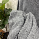 Détail de la maille fine gris chiné et de l'encolure en V de la robe pull prototype n°025, taille unique, fabrication italienne