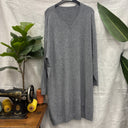 Prototype n°025, robe pull en maille gris chiné, col V et manches longues, taille unique, fabriquée en Italie, vue générale