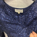 Détail des sequins bleu marine, de l'encolure ronde et de l'étiquette taille S de la robe prototype n°028