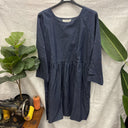 Prototype n°031, robe en jean bleu à col rond, manches raglan et jupe froncée, vue générale