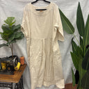 Prototype n°033, robe écrue à col rond, manches amples et pli creux central, taille XXL, vue générale