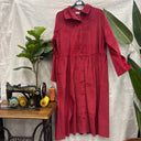 Prototype, robe chemise longue rouge en velours côtelé, manches longues, boutonnage devant et jupe froncée, vue générale
