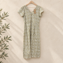 Prototype – Robe longue à col V – Coton fleuri – Écru et vert – Taille unique – N°038 — fond écru, cintre en bois et branches d’olivier