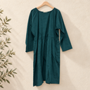 Prototype – Robe longue à col rond – Velours côtelé – Bleu canard – XXL – N°042 — fond écru, cintre en bois et branches d’olivier