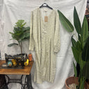 Prototype n°043, robe longue fleurie vert d’eau et écru, col V, devant à pressions et manches longues, taille XXL, vue générale