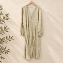 Prototype – Robe longue à col V – Imprimé fleuri – Vert d’eau et écru – XXL – N°044 — fond écru, cintre en bois et branches d’olivier