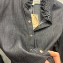 Prototype n°045, détail du col volanté, du jean gris anthracite et des pressions dorées, étiquette taille S