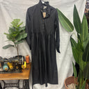 Prototype n°045, robe longue en jean gris anthracite, col montant volanté, pressions dorées et jupe froncée, taille S, vue générale