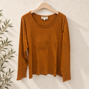 Prototype – Haut à manches longues – Maille ajourée – Caramel – L – N°048 — fond écru, cintre en bois et branches d’olivier