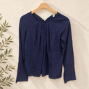 Prototype – Blouse à encolure froncée – Bleu marine – S – N°049 — fond écru, cintre en bois et branches d’olivier