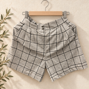 Prototype – Short à plis – Carreaux gris clair et anthracite – S – N°051 — fond écru, cintre en bois et branches d’olivier