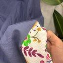 Prototype n°054 : détail du tissu bleu grisé et de la bordure fleurie multicolore sur fond écru