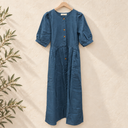 Prototype – Robe longue boutonnée en lin – Bleu navy – M – N°060 — fond écru, cintre en bois et branches d’olivier