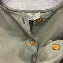 Prototype n°066 : détail du tissu kaki, des boutons ambrés et de l’étiquette taille L
