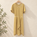Prototype – Robe longue rayée à bas croisé – Moutarde et blanc – XXL – N°068 — fond écru, cintre en bois et branches d’olivier