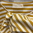 Prototype n°068 : détail des rayures moutarde et blanches et de l’étiquette Quintessence, taille XXL.