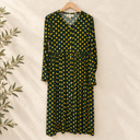 Prototype – Robe longue à pois – Vert foncé et moutarde – S – N°069 — fond écru, cintre en bois et branches d’olivier