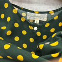 Prototype n°069 : détail des pois moutarde sur fond vert foncé, de la fermeture et de l’étiquette taille S.
