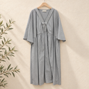 Prototype – Robe longue rayée à col V – Bleu grisé et écru – XXL – N°070 — fond écru, cintre en bois et branches d’olivier