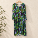 Prototype – Robe longue à fleurs graphiques – Vert, prune et lilas – L – N°071 — fond écru, cintre en bois et branches d’olivier