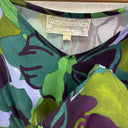 Prototype n°071 : détail de l’imprimé floral vert, prune et lilas, du col V et de l’étiquette taille L.