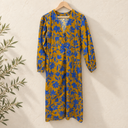 Prototype – Robe longue à col V – Fleurs bleues sur fond moutarde – XS – N°072 — fond écru, cintre en bois et branches d’olivier