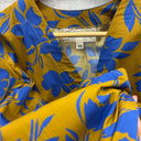 Prototype n°072 : détail de l’imprimé floral bleu sur fond moutarde, de l’encolure en V et de l’étiquette taille XS.