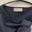 Prototype n°073 : détail du tissu bleu marine, de l’encolure ronde et de l’étiquette Quintessence taille S.