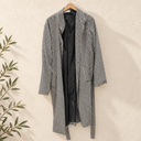 Prototype – Manteau long ceinturé pied-de-poule – Noir et écru – M – N°074 — fond écru, cintre en bois et branches d’olivier