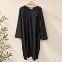 Prototype – Robe longue à motifs ton sur ton – Noir – XXL – N°079 — fond écru, cintre en bois et branches d’olivier