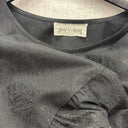 Prototype n°079 : détail des motifs de feuillage ton sur ton et de l’étiquette taille XXL.