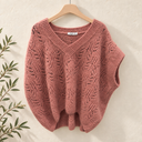 Prototype – Pull sans manches en maille ajourée – Vieux rose – Taille unique – N°081 — fond écru, cintre en bois et branches d’olivier